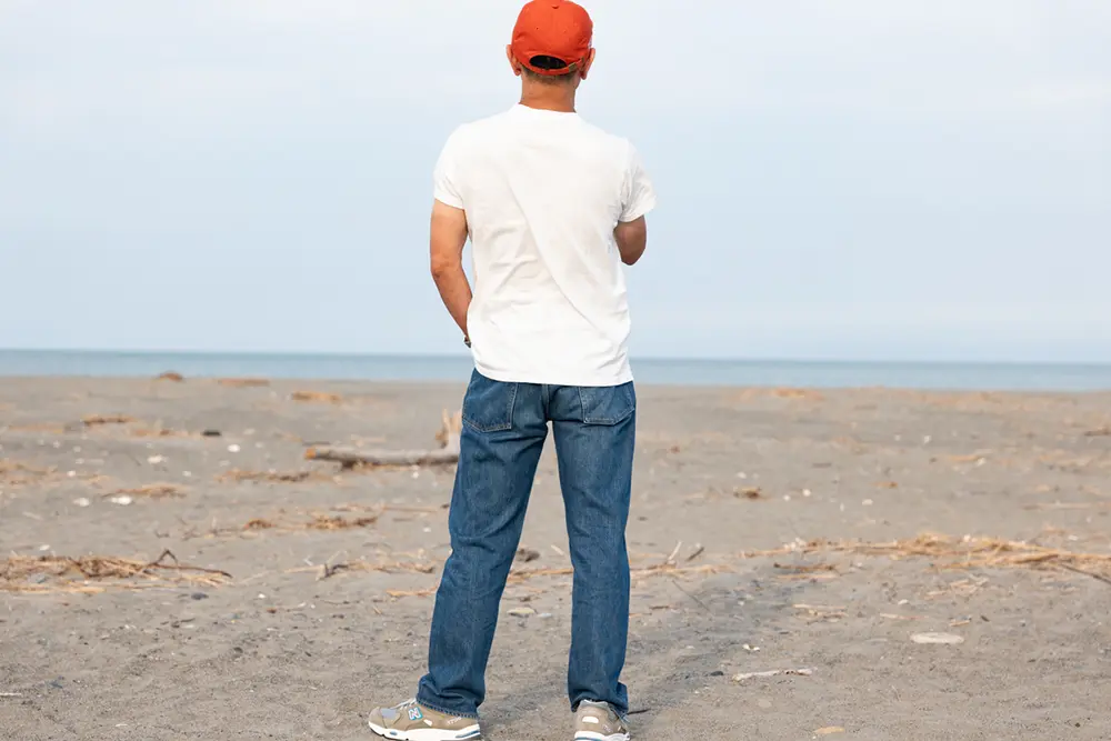 Tapered 5 Pocket Pants（Real Indigo） and Wasow White T-Shirts Style from behind